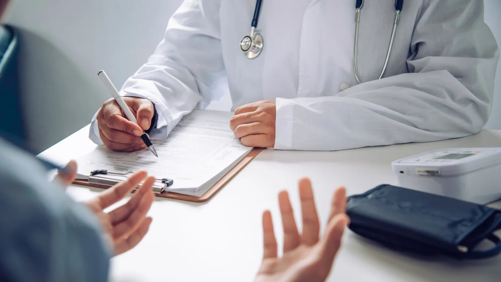 ¿Qué especialista trata la insuficiencia renal crónica?
